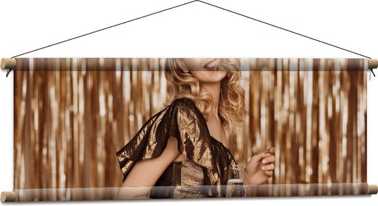 Textielposter - Vrouw - Model - Krullen - Fotoshoot -Drinken - Champagne - Goud - 90x30 cm Foto op Textiel
