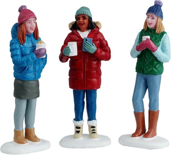 Drie poppetjes van vriendinnen in winterkleding die warme chocolademelk drinken.