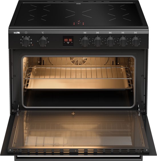 Zwart inductiefornuis ETNA FI590ZWA, oven open met rooster en bakplaat, zes kookzones en digitale timer.