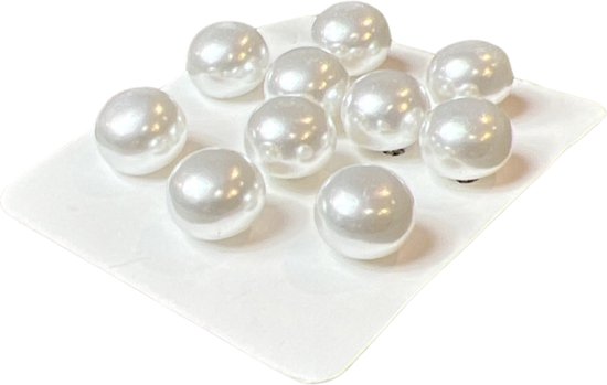 Dix perles blanches individuelles sur une surface carrée blanche.