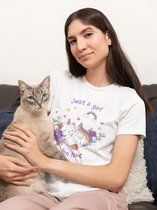 Shirt - Just a girl who love cats - Wurban Wear | Grappig shirt | Leuk cadeau | Unisex tshirt | Katten | Kattenbak | Kattenkruid | Poes | Krabpaal | Kat | Wit