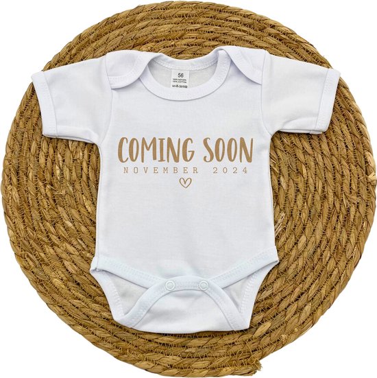 Aankondiging zwangerschap rompertje 'Coming soon - November 2024' - Wit met goud - Zwangerschap aankondiging - Zwanger - Pregnancy announcement - Baby aankondiging - In verwachting