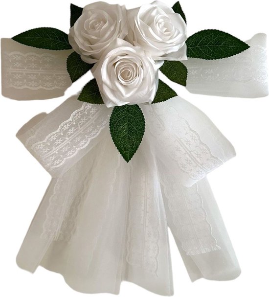 Wit strikje van tule en kant met drie witte rozen en groene blaadjes, voor trouwautodecoratie.