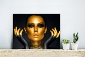 Wanddecoratie Metaal - Aluminium Schilderij Industrieel - Vrouw - Portret - Goud - Luxe - Zwart - 40x30 cm - Dibond - Foto op aluminium - Industriële muurdecoratie - Voor de woonkamer/slaapkamer