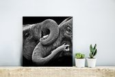Wanddecoratie Metaal - Aluminium Schilderij Industrieel - Knuffelende olifanten in zwart-wit - 20x20 cm - Dibond - Foto op aluminium - Industriële muurdecoratie - Voor de woonkamer/slaapkamer