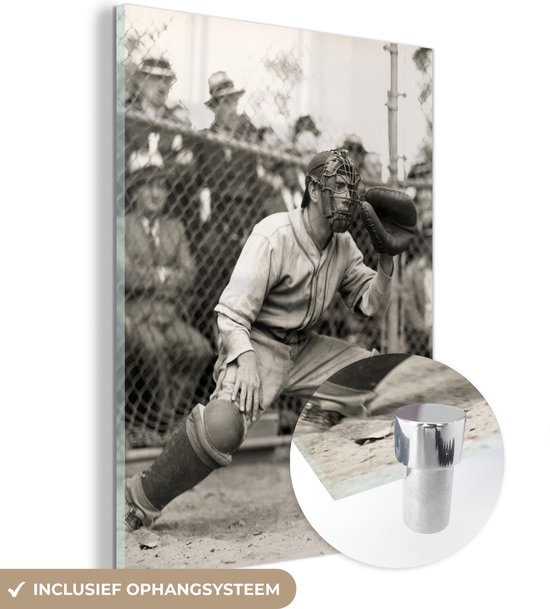 MuchoWow® Glasschilderij 60x80 cm - Schilderij acrylglas - Vintage beeld van een honkbal speler in zwart-wit - Foto op glas - Schilderijen