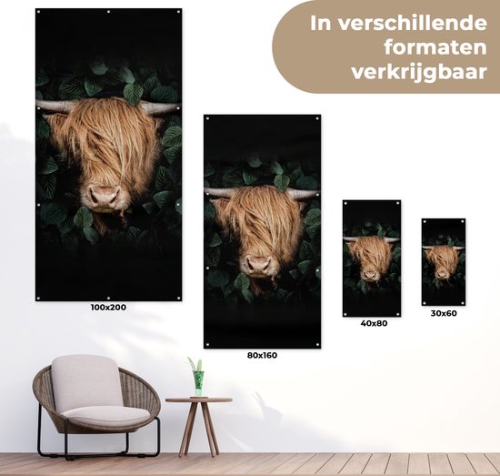Tuinposter 80x160 cm - Tuindecoratie Schotse hooglander - Dier - Flora - Poster voor in de tuin - Buiten decoratie - Schutting tuinschilderij - Tuindoek muurdecoratie - Wanddecoratie balkondoek