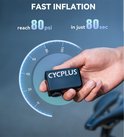 Hand houdt zwarte CYCPLUS pomp vast bij een snelheidsmeter-illustratie. "FAST INFLATION reach 80 psi in just 80 sec".
