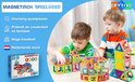Twee kinderen spelen met magnetische bouwstenen. Doos van het merk Crytive.