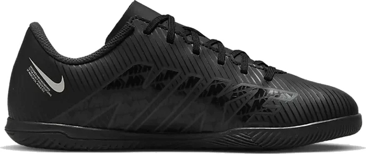 Zwarte Nike Vapor 15 club ic voetbalschoenen, maat 33, met vetersluiting en synthetisch leren bovenwerk met textuur.