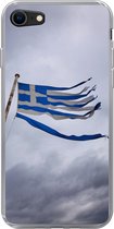 Geschikt voor iPhone SE 2020 hoesje - Versnipperde Griekse vlag waait in een sterke wind - Siliconen Telefoonhoesje