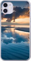 Geschikt voor iPhone 11 hoesje - Zonsondergang bij de Nederlandse kust - Siliconen Telefoonhoesje