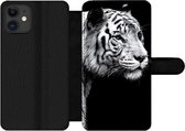 Bookcase Geschikt voor iPhone 12 Pro telefoonhoesje - Tijger - Wilde dieren - Licht - Met vakjes - Wallet case met magneetsluiting