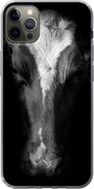 Geschikt voor iPhone 13 Pro Max hoesje - Portretfoto koe op zwarte achtergrond in zwart-wit - Siliconen Telefoonhoesje