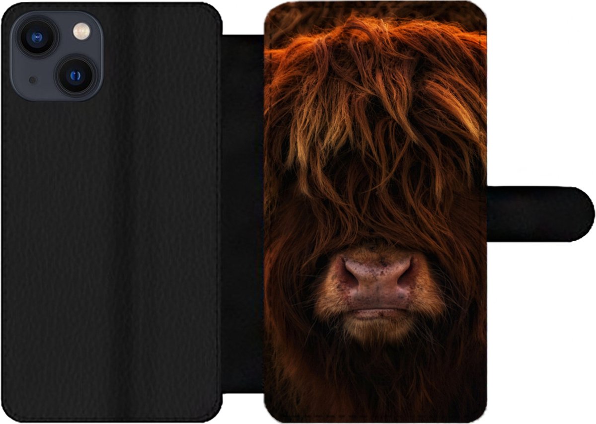 Telefoonhoesje Geschikt voor iPhone 13 telefoonhoesje - Schotse Hooglander - Koe - Portret - Dieren - Met vakjes - Wallet case met magneetsluiting