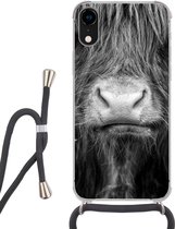 Telefoonhoesje Geschikt voor iPhone XR - Schotse hooglander - Koe - Zwart - Wit - Dieren - Siliconen - Crossbody - Backcover met Koord - Telefoonhoesje met koord - Hoesje met touw