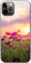 Geschikt voor iPhone 12 Pro hoesje - Zonsondergang - Bloemen - Roze - Natuur - Groen - Siliconen Telefoonhoesje