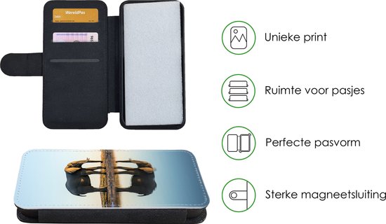 Zwarte portemonnee telefoonhoes met een olifant die drinkt bij een waterplas. Tekst en iconen voor vakjes, pasvorm, sluiting.