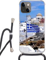Hoesje met koord Geschikt voor iPhone 13 Mini - Vlag van Griekenland tussen de witte huisjes - Siliconen - Crossbody - Backcover met Koord - Telefoonhoesje met koord - Hoesje met touw