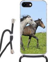 Hoesje met koord Geschikt voor iPhone SE 2020 - Paarden - Dieren - Gras - Siliconen - Crossbody - Backcover met Koord - Telefoonhoesje met koord - Hoesje met touw