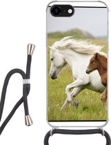 Coque avec cordon Adapté pour iPhone 8 - Paarden - Animaux - Herbe - Siliconen - Bandoulière - Coque arrière avec cordon - Coque téléphone avec cordon - Coque avec cordon