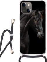 Hoesje met koord Geschikt voor iPhone 13 - Paard - Dier - Zwart - Siliconen - Crossbody - Backcover met Koord - Telefoonhoesje met koord - Hoesje met touw