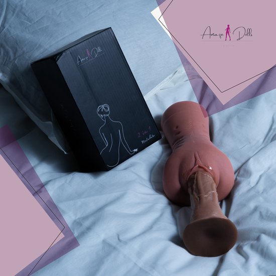 Een bruine masturbator met zuignapvoet, met vagina- en anale ingang. Naast de verpakking.