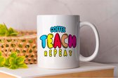 Mok Coffee Teach Repeat - TeacherLife - Gift - Cadeau - TeachingInspiration - EduChat - TeacherCommunity - LeraarLeven - OnderwijsInspiratie - OnderwijsGemeenschap - LeraarHulpbronnen