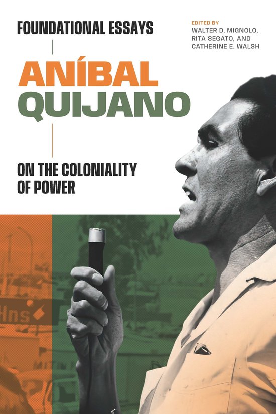 Couverture du livre : 'FOUNDATIONAL ESSAYS ANÍBAL QUIJANO ON THE COLONIALITY OF POWER'. Homme de profil tenant un microphone.