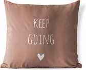 Buitenkussen Weerbestendig - Engelse quote "Keep going" met een hartje tegen een bruine achtergrond - 50x50 cm