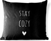 Buitenkussen - Engelse quote "Stay cozy" met een hartje op een zwarte achtergrond - 45x45 cm - Weerbestendig