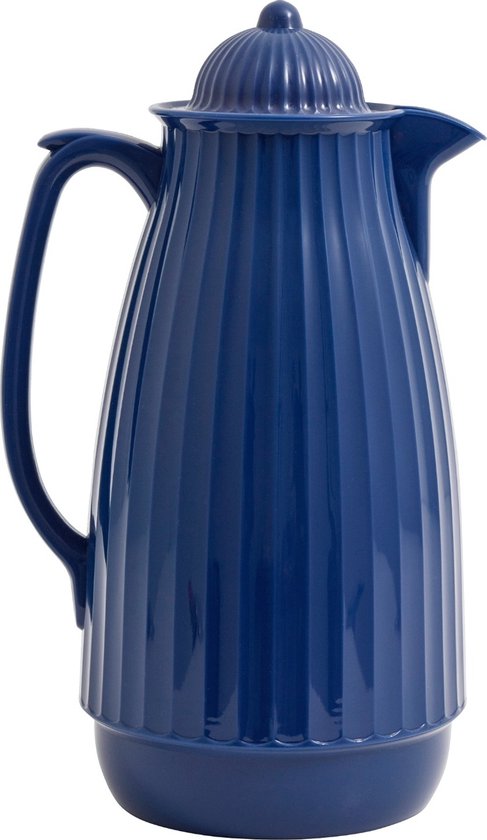 Blauwe thermoskan met verticale ribbels en een handvat.