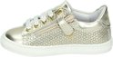 Gouden leren sneaker met rits, perforaties en witte veters.