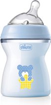 Biberon Chicco Natural Feeling Anticolic, 2 mois + 250 ml, biberon avec ventouse en silicone souple et flexible, adapté à l'allaitement mixte, débit moyen, coloris bleu clair 2+ m