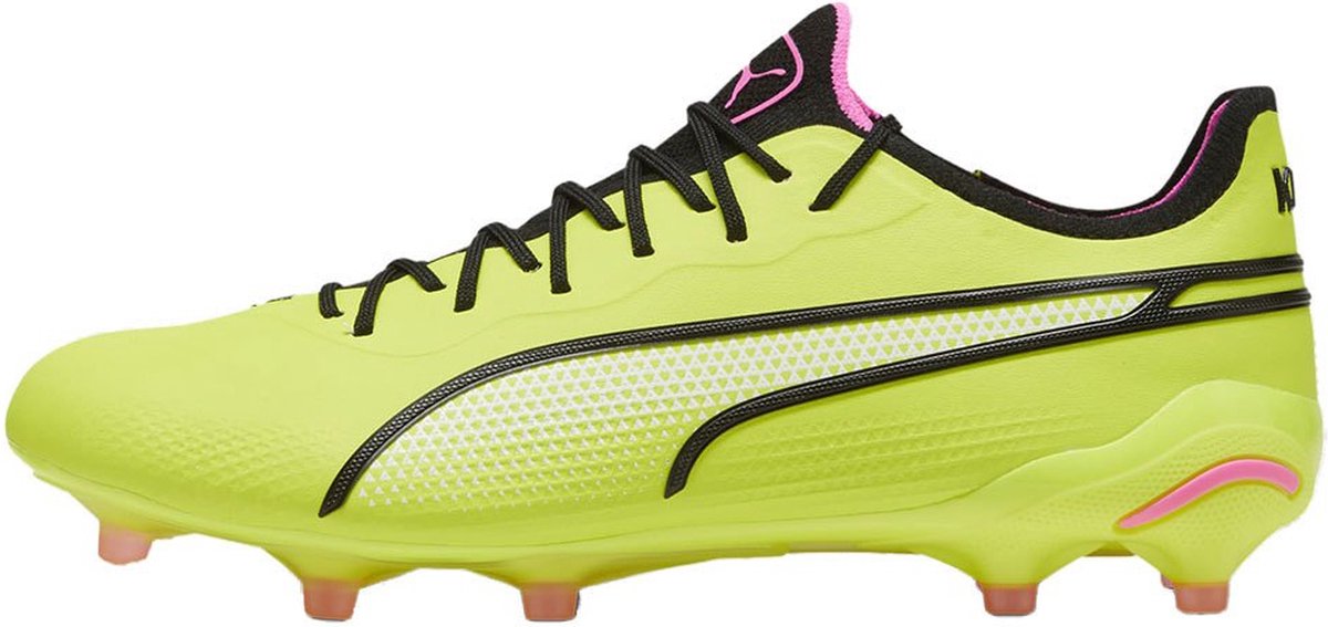 Puma King Ultimate FG/AG voetbalschoenen in felgeel met zwarte en roze accenten, maat EU 43.