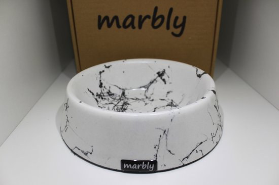 Witte voerbak met zwarte marmerprint en Marbly logo.