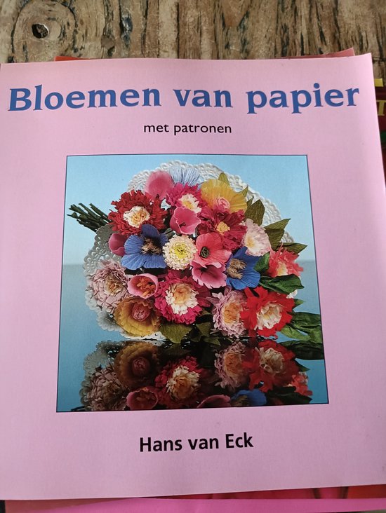 Boek 'Bloemen van papier' met patronen, met een kleurrijke papieren bloemboeket op de cover.