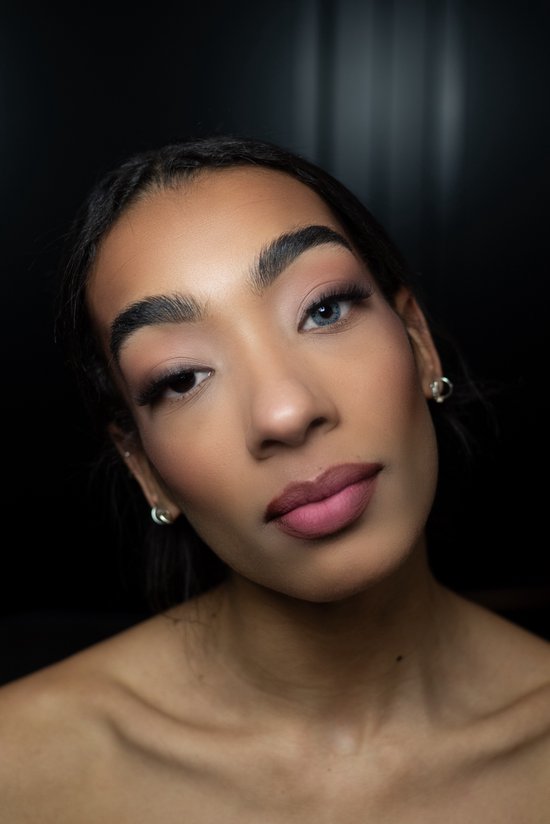 Model met wisselende oogkleuren (één blauw, één grijs). Met make-up.