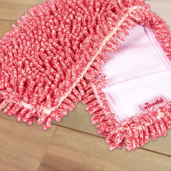 Gros plan d'une serpillière en microfibre rouge et blanche avec franges, avec logo Vileda.