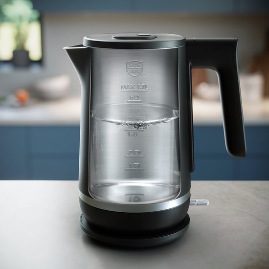 Zwarte waterkoker met glazen binnenkant, met water dat kookt en markeringen voor het niveau.