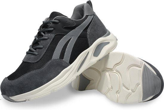 Grijze sneaker met ademend mesh en suède, witte zool. Met schaduw en witte achtergrond.
