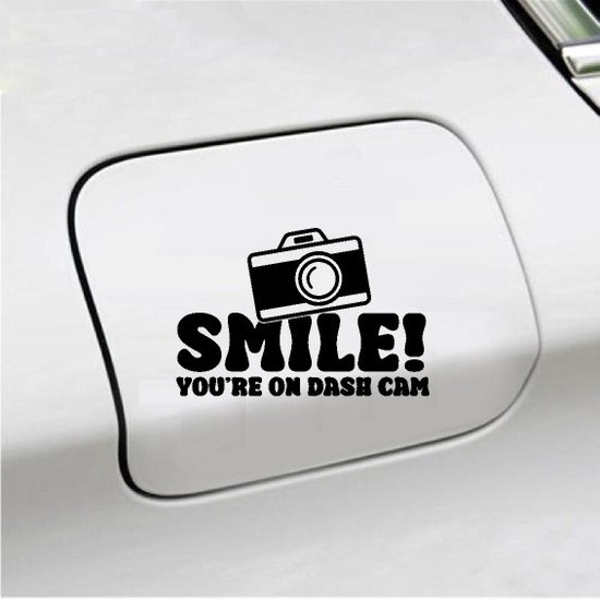 Zwarte 'SMILE! YOU'RE ON DASH CAM' sticker met camera-icoon, op een witte tankklep.