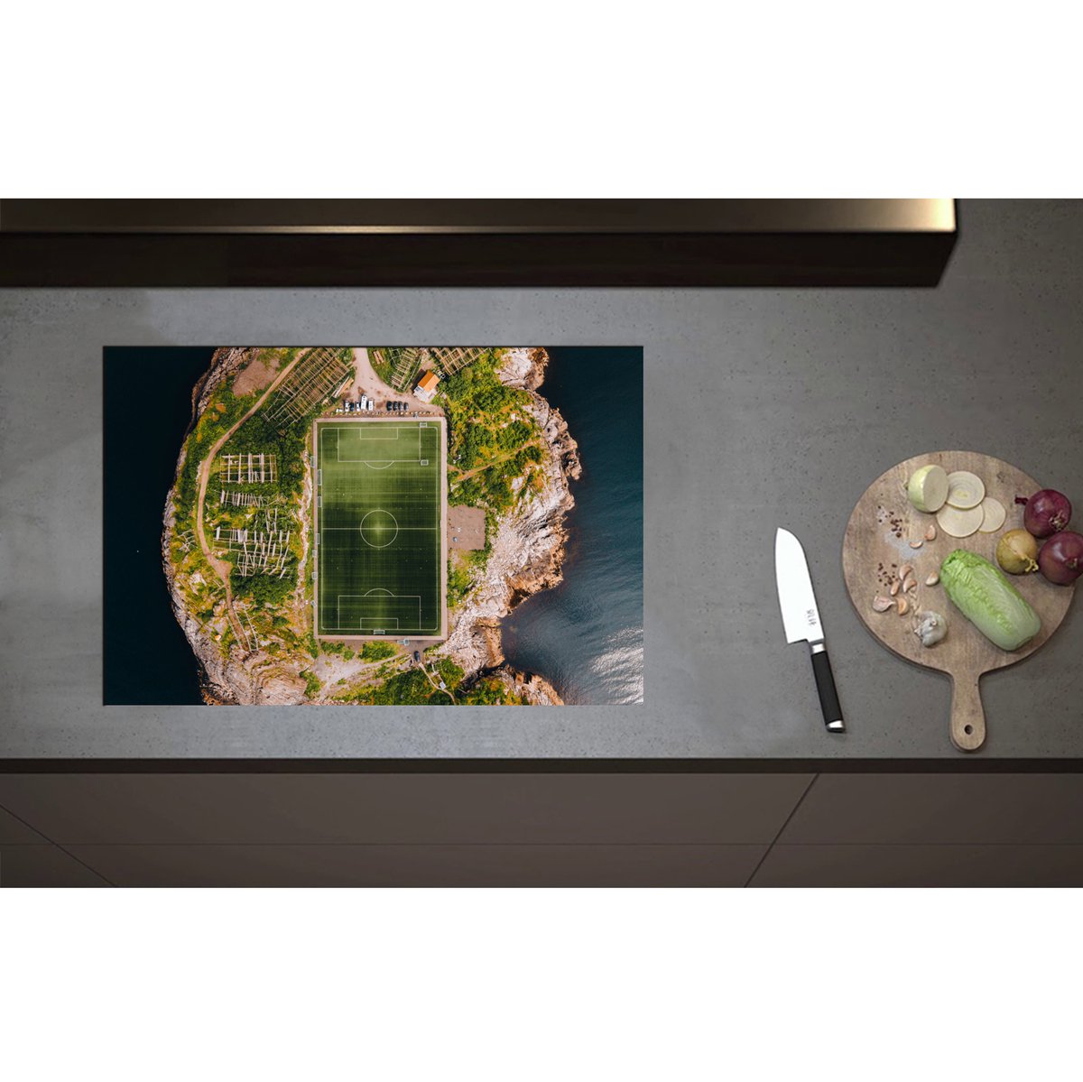 Inductieplaat Beschermer - Bovenaanzicht van het Henningsvaer Voetbal Stadion in Noorwegen - 75x50 cm - 2 mm Dik - Inductie Beschermer - Bescherming Inductiekookplaat - Kookplaat Beschermer van Wit Vinyl