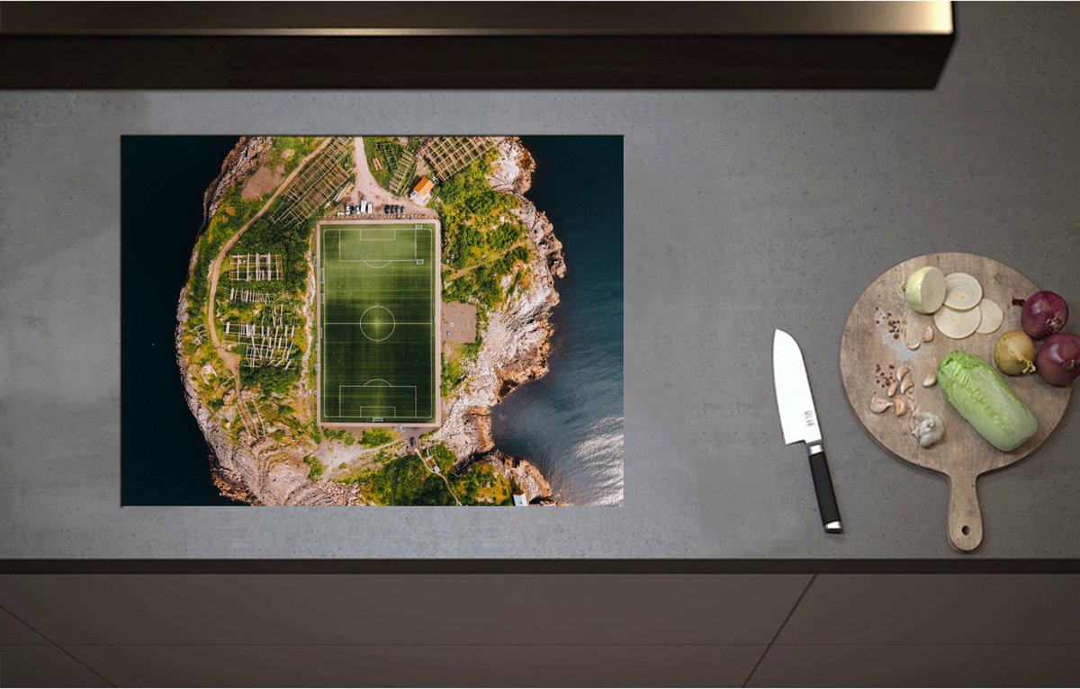 Inductieplaat Beschermer - Bovenaanzicht van het Henningsvaer Voetbal Stadion in Noorwegen - 70x52 cm - 2 mm Dik - Inductie Beschermer - Bescherming Inductiekookplaat - Kookplaat Beschermer van Zwart Vinyl