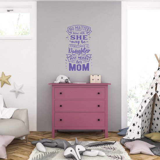Muursticker - A Daughter Just Needs Her Mom - 40,6 x 69,3 - Paars