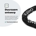 Zwart kettingslot met witte tekst en een stevige nylon hoes.