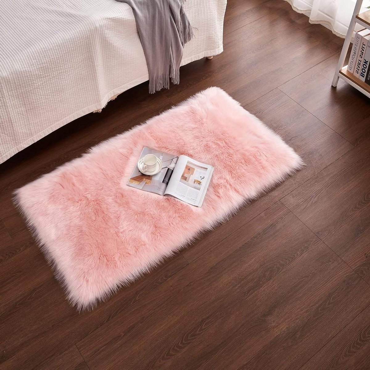 Pluizig roze imitatie-schapenvacht tapijt 80x180 cm voor gezellige woon- of slaapkamer.