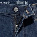 Detail van de ritssluiting en knoop van een Carhartt spijkerbroek.