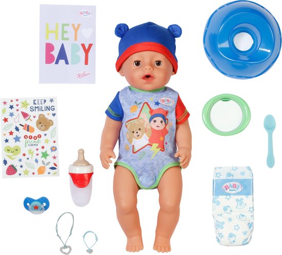 BABY born Jonas pop met muts en rompertje, omringd door accessoires: luier, speen, fles, schaaltje, lepel en stickers.