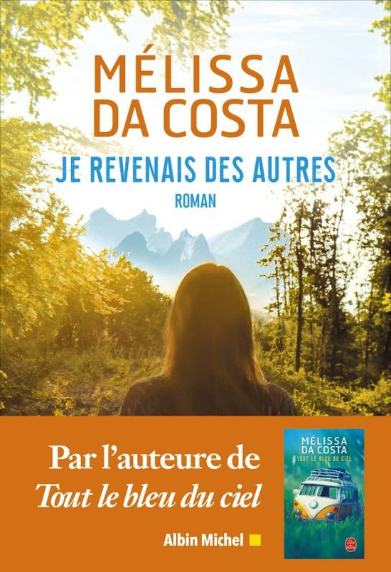 Boekcover met titel 'Je revenais des autres' van Mélissa Da Costa. Een vrouw kijkt naar een berglandschap.